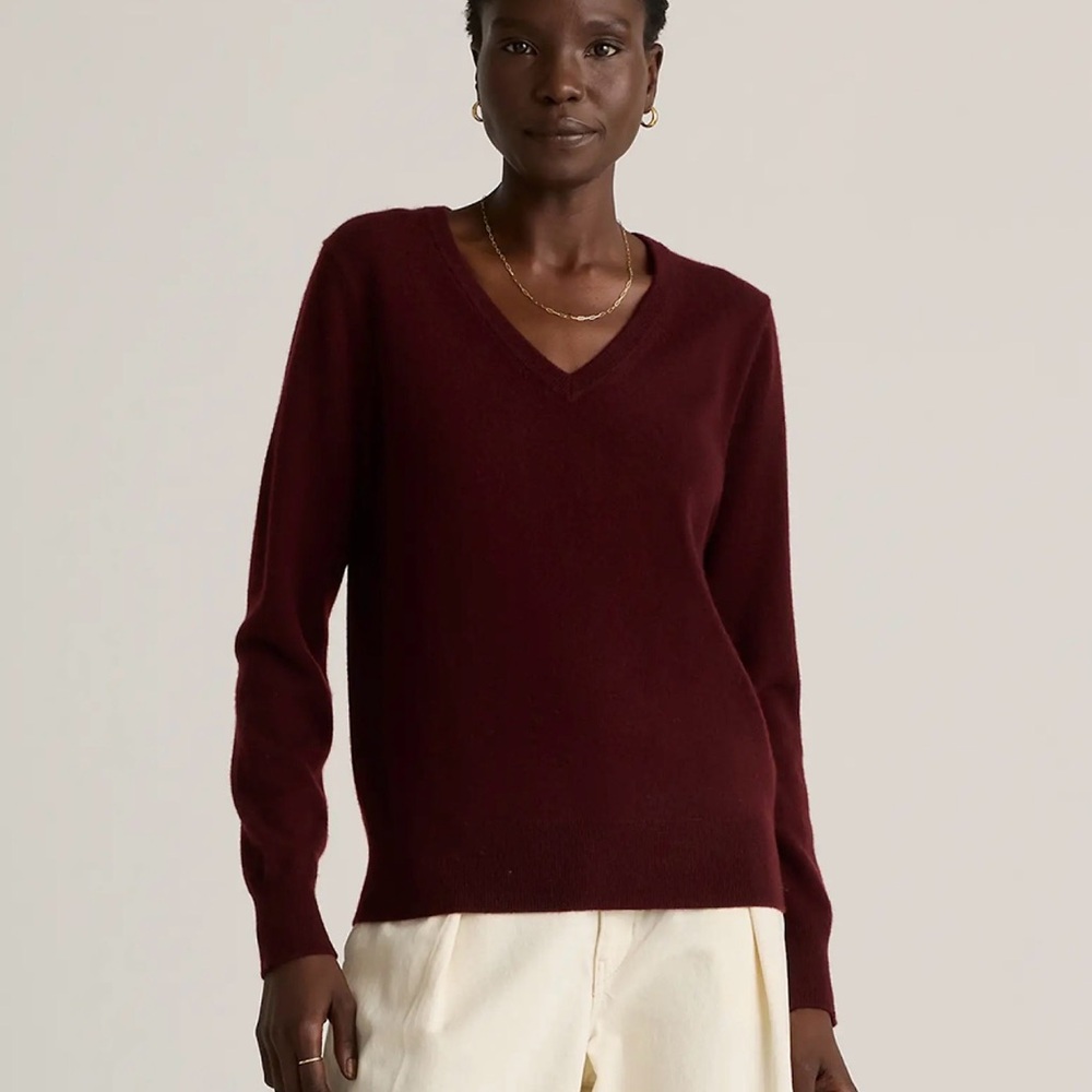 Quince Mongolian Cashmere  V-Neck Sweater in Rich Burgundy Size Small 1418